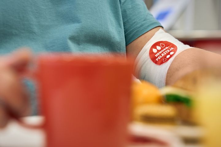 Yhdellä verenluovutuksella voi auttaa jopa kolmea potilasta. Kuva: Mikko Törmänen.