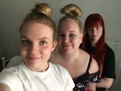 Milena Raappana (vas), Liisa Kallio (kesk) ja Kirsi Lätti haluavat tuoda EU:ta lähemmäksi nuoria huumorin kautta. (Kuva: Milena Raappana)