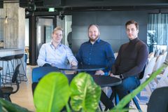 Lamian perustaja Henri Halmelahti (vas.), HR Manager Jarmo Krohns ja toinen perustaja Lauri Järvenpää.