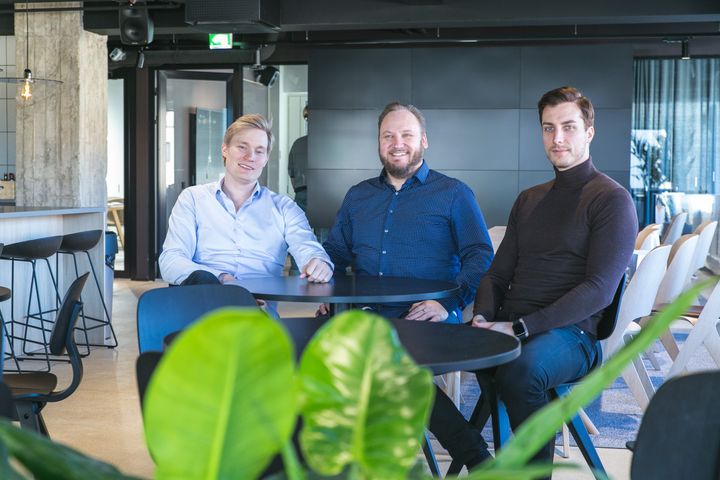 Lamian perustaja Henri Halmelahti (vas.), HR Manager Jarmo Krohns ja toinen perustaja Lauri Järvenpää.