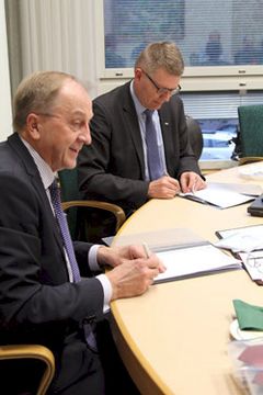 Pirkanmaan sairaanhoitopiirin johtaja Rauno Ihalainen (vas.), SRV rakennus Oy:n tuotantojohtaja Kimmo Kurki.