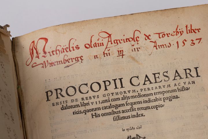 Nimiösivulle tehty kirjaus kertoo, että Agricola on ostanut kirjan Wittenbergissä kesäkuun kolmas päivä vuonna 1537.