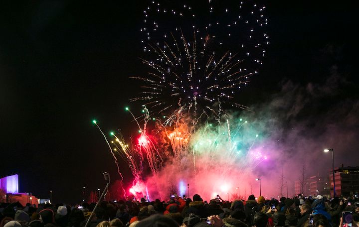 Viimeksi helsinkiläisten uuttavuotta juhlittiin Kansalaistorilla vuonna 2019. Kuva: Anniina Nissinen