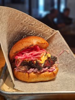JJ’s BBQ on tullut tunnetuksi Black Angus Brisket -burgeristaan. Ravintolan menestys perustuu ruoan tuoreuteen, huippulaatuisiin raaka-aineisiin ja huolellisiin valmistusmenetelmiin. Kuva: JJsBBQ