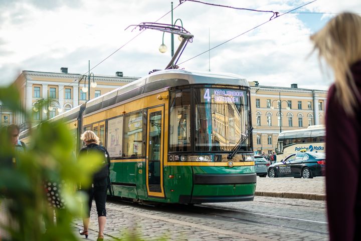 Raitiovaunu ohittaa Senaatintorin aurinkoisena päivänä. Kuva: HKL, Tom Toikka.