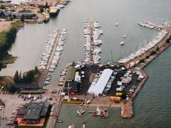 Since 1998, the Helsinki Boat-Afloat Show has taken place in its current surroundings, at the HSK yacht club’s marina in Lauttasaari.