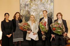 Helsingin apulaispormestari Nasima Razmyar (vas.) ja suunnittelija Minna Rehn luovuttivat palkinnot Anniina Rajahuhdalle, Jere Huhtamaalle ja Niklas Nordgrenille kaupungintalolla. Palkituista Arvi Savolainen ja Minnamari Tuominen eivät päässeet paikalle palkitsemistilaisuuteen. Kuva: Helsingin kaupunki
