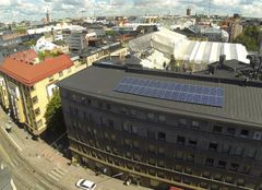 Ilmastokadun ensimmäinen aurinkovoimala. Kuvassa paneeliston vieressä vasemmalta lukien Elina Mattero-Meronen, Solarvoima Oy:n tj. Lauri Hietala ja Ari Sarmanto. Kuva: Janne Käpylehto/ Dodo ry