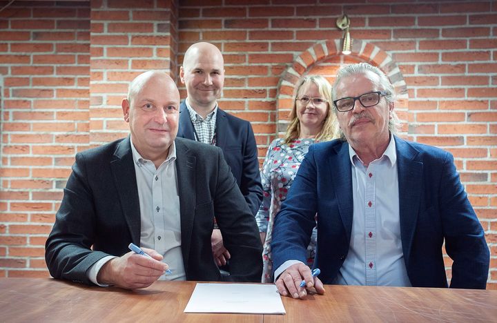 Kuvassa Presto Paloturvallisuus Oy:n toimitusjohtaja Jari Kortelianen ja aluejohtaja Maunu Laikari sekä Sammutinhuoto Saari Oy:n yrittäjäpariskunta Henry ja Leena Heinua.