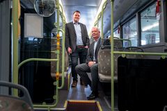 Enerqo Oy:n toimitusjohtaja Mikko Kytölä ja myyntijohtaja Mikko Summala uuden sähköbussin kyydissä. Kolme neljästä Suomen sähköbusseista ladataan Enerqon toimittamilla latausjärjestelmillä.