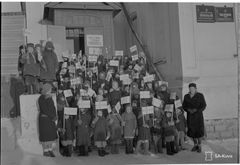 Kansakoululapset opettajineen koulunsa edustalla itsenäisyyspäivänä vuonna 1941. Esko Manninen/Sotamuseo. CC BY 4.0