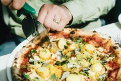 Aitoihin kotimaisiin 00-jauhoihin leivottu sesonkipizza täytetään Suomen ensimmäisillä uusilla perunoilla, silakalla, hapankaalilla, hävikkitomaattikastikkeella ja helsinkiläisellä akvaviitilla.