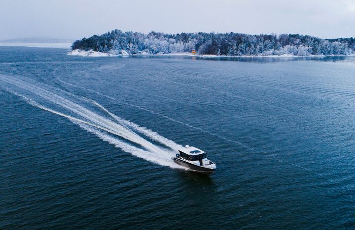 Almost 10-metre cabin boat Phantom Cabin - Buster's largest ever - guarantees a smooth and safe sea ride for up to 12 persons.Busters genom tiderna största hyttbåt Phantom Cabin är nästan 10 meter lång och garanterar en behaglig färd på sjön för upp till 12 personer.