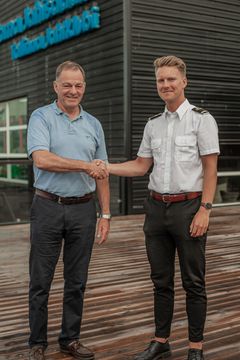 Tapio Lehtinen ja Tallinnan ydinkeskustassa sijaitsevan Vanasadama Jahisadam -vierasvenesataman kippari Frank Oliver Sari. Kuva: Visit Estonia, Maria Zavizion