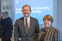 Marcus Wallenberg, Saabin hallituksen puheenjohtaja ja Tuula Teeri, Aalto-yliopiston rehtori. Kuva: Aalto-yliopisto/Mikko Raskinen