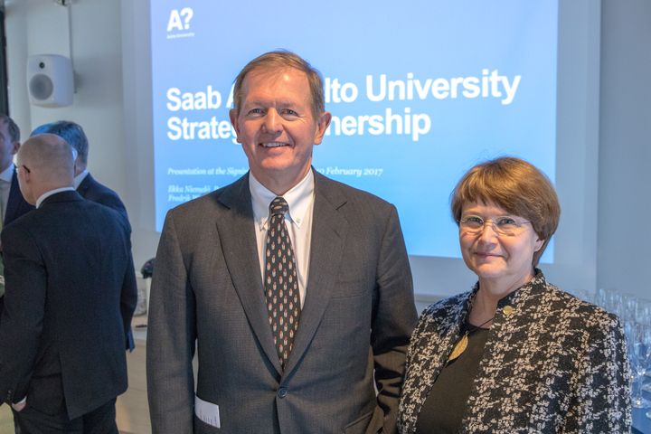 Marcus Wallenberg, Saabin hallituksen puheenjohtaja ja Tuula Teeri, Aalto-yliopiston rehtori. Kuva: Aalto-yliopisto/Mikko Raskinen