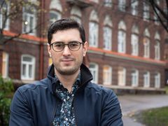 Oussama Yousfi on Diakonissalaitoksen Exit-toiminnan projektipäällikkö. Kuva: Magnus Scharmanoff