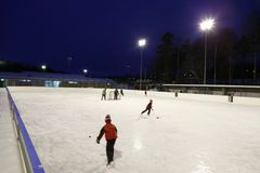 Helsingin tekojäillä luistellaan joulun ja uuden vuoden tienoilla jouluaattoa lukuun ottamatta. Kuva: Helsingin kaupunki