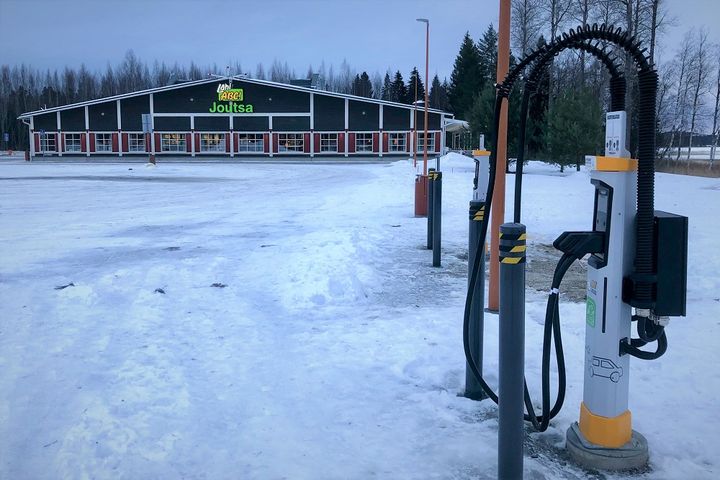 ABC-latausasema on avattu Joutsan ABC-liikennemyymälän yhteyteen perjantaina 14.1.2022. Latausasemalla on kaksi latauspistettä, näistä toinen on suurteholatauspiste ja toinen peruslatauspiste. Kuva: Tuomas Pohjonen / Keskimaa