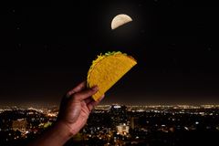 Taco Bell valjasti mediakseen maailman suurimman mainostaulun, kuun.