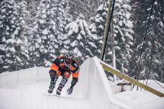 Hallitseva maailmanmestari Cameron Naasz syöksyy alas Jyväskylän luonnonjäärataa.
Credit: Red Bull Content Pool / Victor Enström