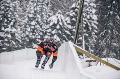 Hallitseva maailmanmestari Cameron Naasz syöksyy alas Jyväskylän luonnonjäärataa.
Credit: Red Bull Content Pool / Victor Enström
