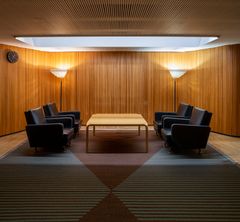 Group of seats in the foyer on the Directors' floor. The rug was designed by the textile artist Greta Skogster-Lehtinen. Photo: Maija Holma © Alvar Aalto Foundation.