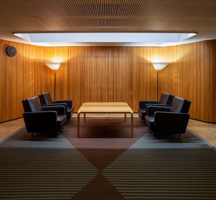 Group of seats in the foyer on the Directors' floor. The rug was designed by the textile artist Greta Skogster-Lehtinen. Photo: Maija Holma © Alvar Aalto Foundation.