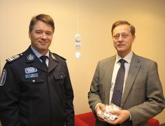 Vakuutusyhtiöiden liikenneturvallisuustoimikunnan varapuheenjohtaja Markus Nieminen (vas.) luovutti Liikkuvan poliisin päällikölle Kari Rantalalle 10 000 heijastinta jaettavaksi sen tarpeessa oleville jalankulkijoille.