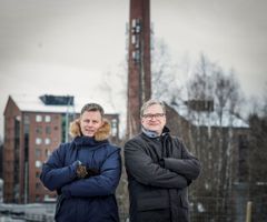 Liiketoimintahistorian professori Jari Ojala (oik.) ja strategian ja yrittäjyyden professori Juha-Antti Lamberg Jyväskylän yliopistosta tuntevat metsäteollisuuden historian ja strategiat. Kuva: Jyväskylän yliopisto