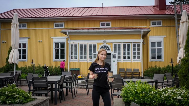 Ida Pylvänäinen työskenteli kesällä 2021 Kartanoravintola Karlvikissä Laukaassa. Hän sai kesätyön 4H-järjestön Ysit töihin -toiminnan kautta. Kuva: 4H / Ilkka Loikkanen.