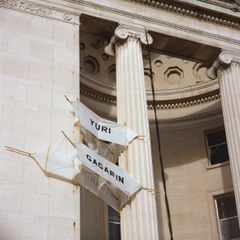 Simon Patterson: Manned Flight 1999- | Miehitetty lento 1999-, Centennary Square, Birmingham 2001–2002, digitaalinen vedos, 80 x 80 cm