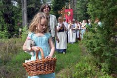 Lohjalla Metsolan tsasounan praasniekassa ristisaatto kulkee luonnon helmassa. Kuva: Anne Uotila.