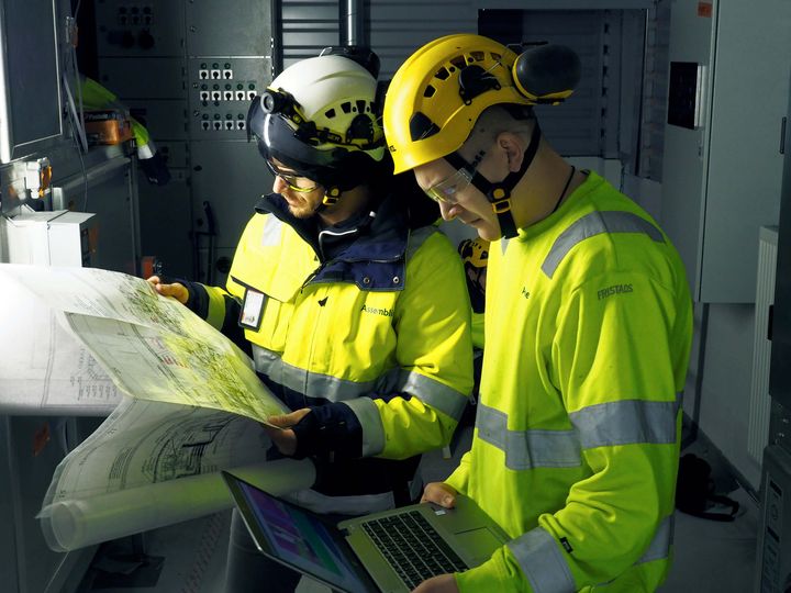 Kuvassa IV-projektinhoitaja Petri Seppälä ja IV-asentaja Wili Laitinen tarkastelemassa As Oy Raivionsuonmäen 3D-mallia sekä työpiirrustusta.