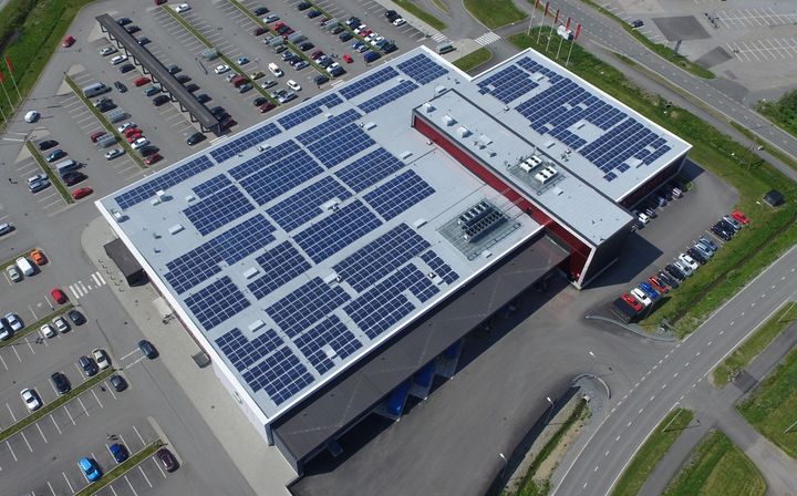 Kuvassa K-Citymarket Sastamalan aurinkovoimala, joka on Playgreenin suunnittelema ja toimittama. Vaalea katto tehostaa voimalan tuotantoa. Kuva: Antti Kostiainen