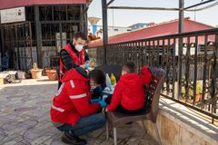 Röda Halvmånens första hjälpen- och hälsoteam har ända sedan början av katastrofen hjälpt människor som förlorat sina hem i Syrien. I bilden Röda Halvmånens mobila hälsoteam i Aleppo. Bild: Olav A. Saltbones / Norges Röda Kors