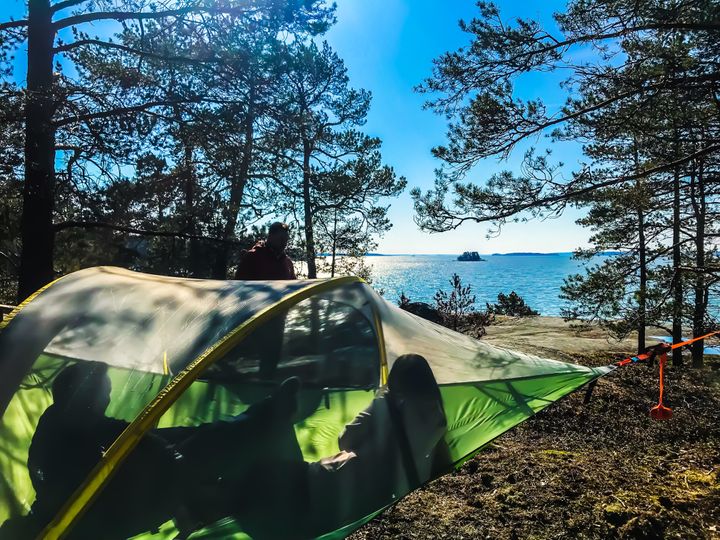 Tentsile Experience Camp Ruissalo sijaitsee Ruissalon Kylpylän rantakallioilla, merimaisemissa.