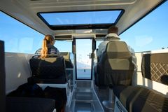 The spaciousness of the cabin is emphasised by the large side windows and an openable, full-width roof hatch. The adjustable navigator’s seat makes it possible to sit facing forwards in the direction of travel or backwards towards those sitting around the table.