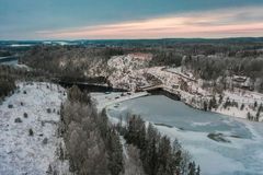 Ainutlaatuisen urakan kohteena oli vuonna 1971 rakennettu Melon vesivoimalaitos Nokialla. Urakan tilaajana oli PVO-Vesivoima Oy, joka on omistanut Melon voimalaitoksen vuodesta 1994 lähtien.