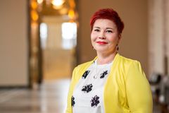 Kansanedustaja Paula Werning (sd) pitää hallituksen päätöstä hoitajamitoituksesta merkittävänä hallitusohjelman tavoitteiden saavuttamiseksi. (Kuva: Jukka-Pekka Flander)