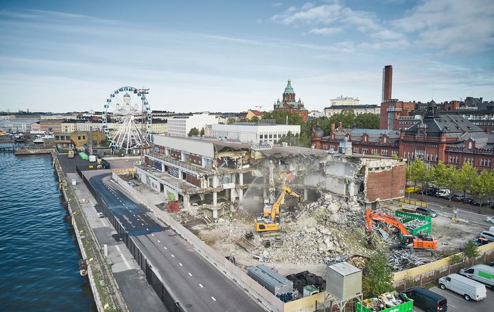 Kiertotaloudella on iso potentiaali rakentamisen eri vaiheissa. Helsingin kiertotalouden klusteriohjelma toteutti Katajanokanlaiturilla uudelleenkäyttöpilotin. Siinä purkukohteesta välitettiin käyttökelpoista irtaimistoa ja materiaaleja muualla uudelleenkäytettäväksi ennen purku-urakan aloittamista. Kuva: Kari Ylitalo