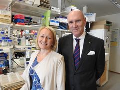 Anu Wartiovaara ja Christian Elfving. Kuva: Helena Hiltunen/Helsingin yliopisto