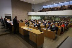 Pormestari Jan Vapaavuori puhuu Helsingin kaupunginvaltuuston ylimääräisessä kokouksessa 4.4.2018 Kuva: Helsingin kaupunki/Pertti Nisonen