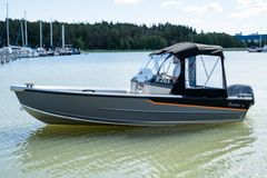 Standard equipment includes side and aft rails, an automatic bilge pump and power outlet. Other optional accessories in addition to the aft canvas top include a cushion set, bow rail, bow engine bracket, and a bow casting deck with fishing seat. The bow of the boat can also be equipped with a convenient seat-stowage box.