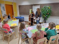 Ilona Partanen och Milka Tulinen höll en konstworkshop för förskolebarnen vid daghemmet i Orrnäs. Från en påse fick barnen plocka upp verb, adjektiv och adverb och sedan teckna och pyssla en figur till sitt eget ramsträd. Berättelser och figurer sparas som del av konstverket Ramsträdet på daghemmets fasad. Bild: Vasa stad / Susanna Saari