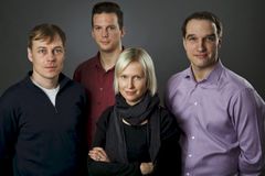 STT:n ensimmäiset kenguruvuorolaiset, vas. Janne Huuskonen, Riku Roslund, Laura Huuskonen ja Antti Tiri.