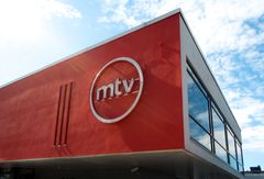 MTV yksinkertaistaa toimintamalliaan ja luopuu kahden erillisen liiketoimintayksikön mallistaan. Mainosrahoitteisen ja kuluttajarahoitteisen liiketoiminnan sijaan tulosvastuun ottaa yksi operatiivinen johtaja ja MTV:n myyntiorganisaation tueksi rekrytoidaan kaupallinen johtaja.