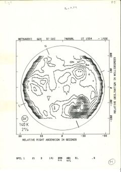 Kuvassa ensimmäinen julkaistu Auringon radiokartta syyskuulta 1978. Auringon radiokartta on radioteleskoopilla eli radiotaajuuksilla havaittu Auringon pinnan yksityiskohtainen tarkkuuskartta, josta voidaan nähdä yksityiskohtaisia rakenteita. Käytetyllä radiotaajuudella (37 GHz) ei havaita kuitenkaan Auringon pintaa eli niin sanottua fotosfääriä vaan muutaman tuhannen kilometrin korkeudella oleva kromosfääri. Radiotaajuuksilla havaitaan siis hieman suurempi Aurinko kuin kaukoputkella. Kuva: Metsähovi
