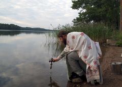 Vedenpyhityksessä risti upotetaan veteen. Kuva: Elmira Fedotova.