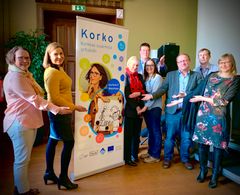 Från vänster: ledare av mentorskapsgrupper Riitta-Liisa Hakkarainen, Esbo stads näringsdirektör Tuula Antola, ledare av mentorskapsgrupper Eeva-Maija Vuorela, expert på företagstjänster Pekka Kalenius, assistent Katihanna Ilomäki, expert på företagstjänster Jouni Kivelä, expert på företagstjänster Lauri Movall och servicechef Merja Kyllönen.